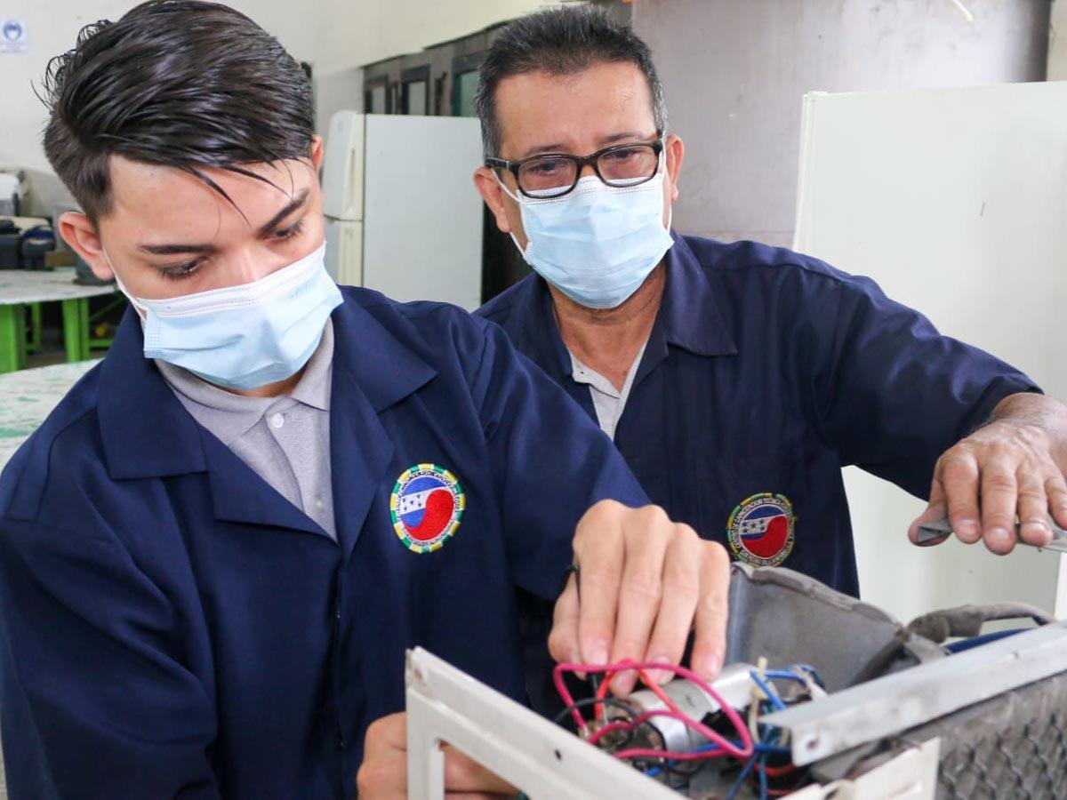 Un alumno del Centro de Capacitación Técnica Honduras Corea.