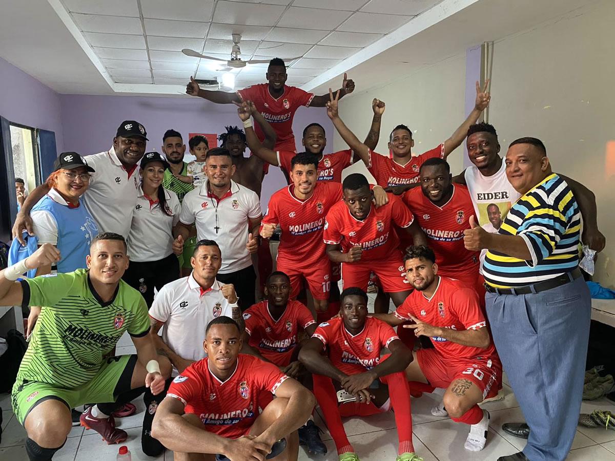 El plantel de la Real Sociedad celebró en el vestuario la victoria.