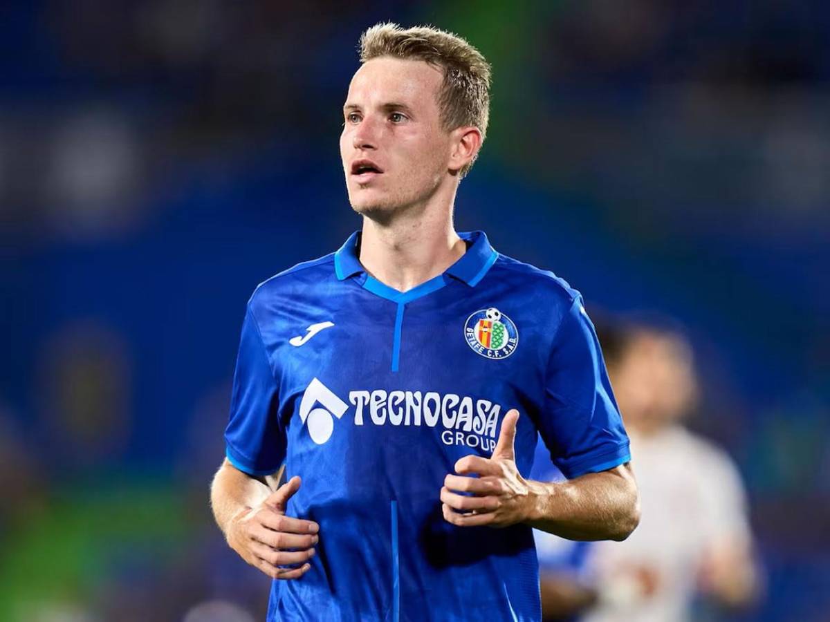 Futbolista que anunció su homosexualidad se retira a los 29 años y revela el motivo