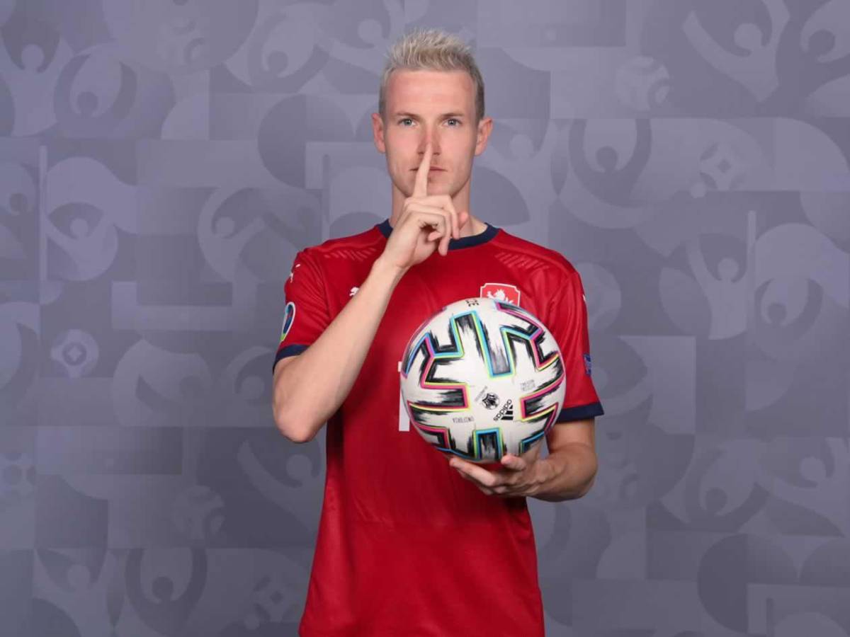 Futbolista que anunció su homosexualidad se retira a los 29 años y revela el motivo