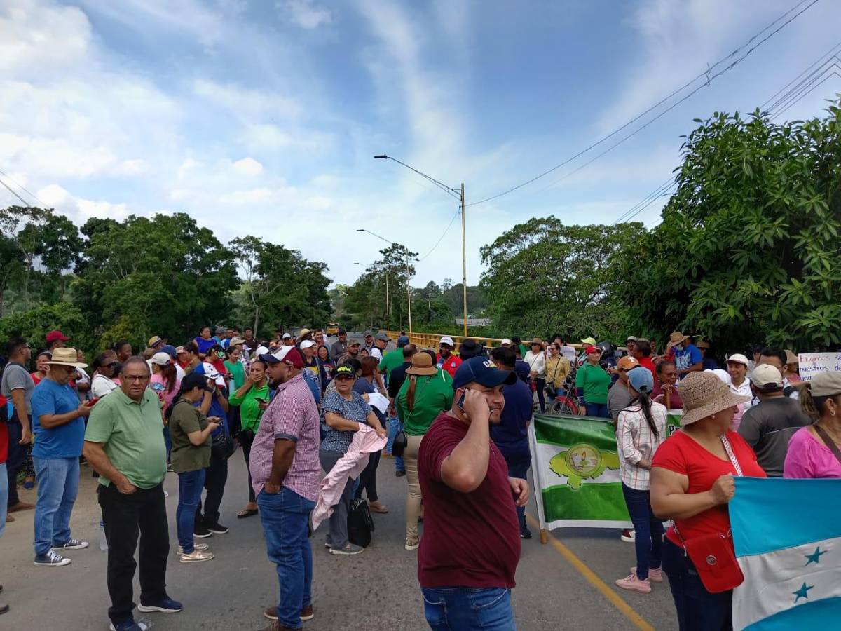 Con tomas docentes exigen se respete ley de jubilación