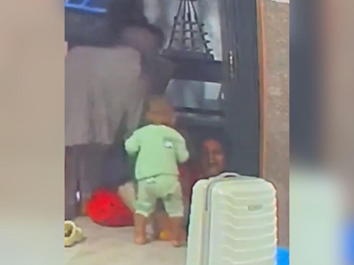 Mujer muere aplastada por un ascensor frente a su hija y su nieto