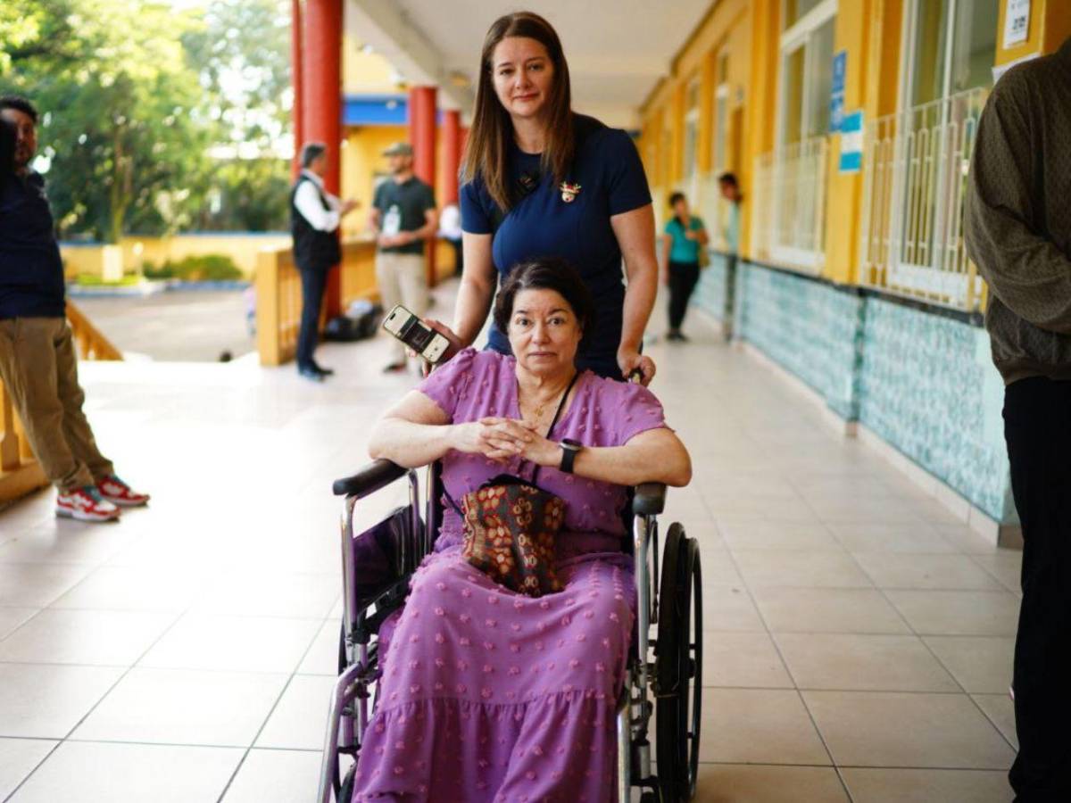 Los adultos mayores votan desde muy temprano en Honduras