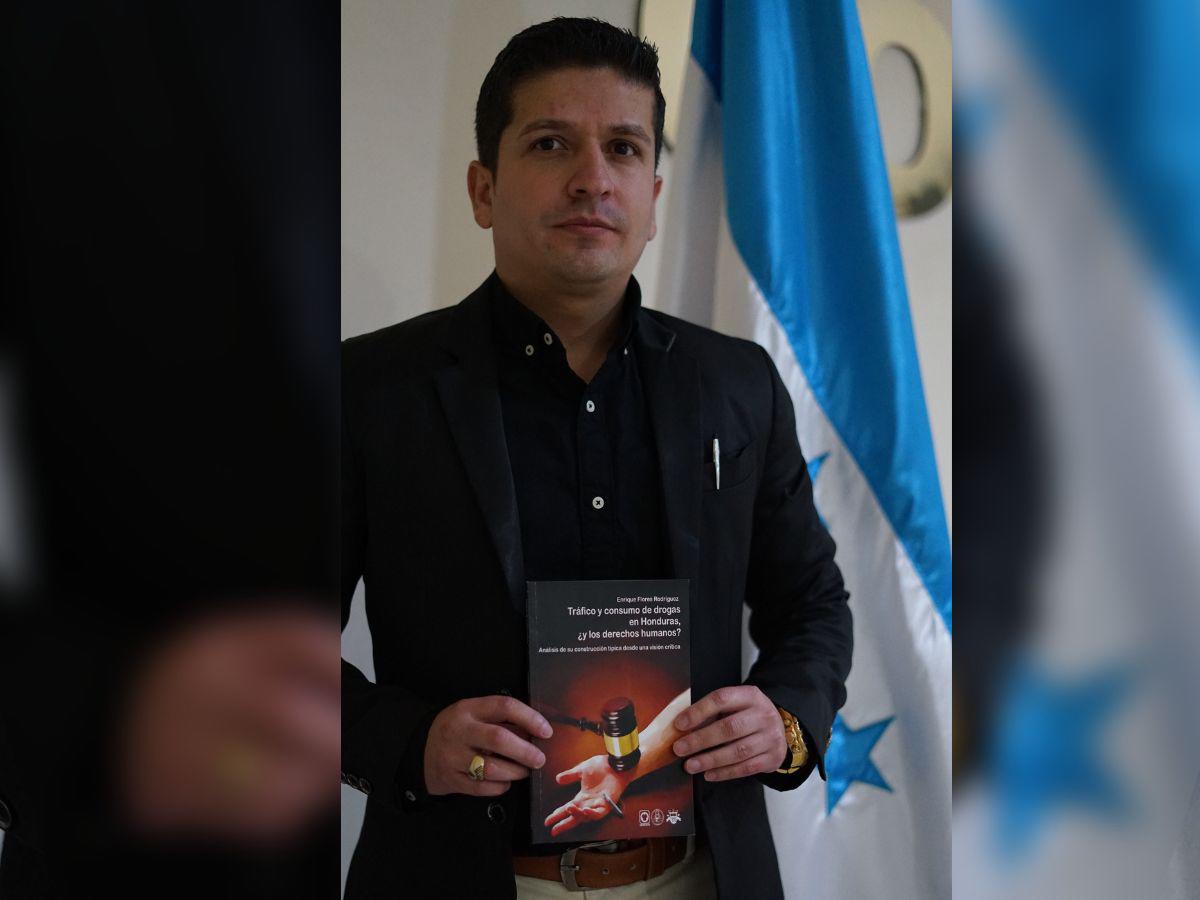 ¿Castigar a consumidores de droga como traficantes? El libro de Enrique Flores