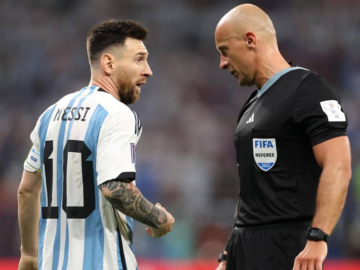 La UEFA se ríe del Barcelona: El 'premio' que pretende dar al árbitro Marciniak