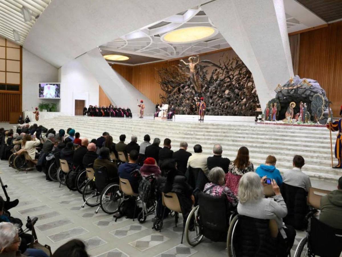 Hondureña sobreviviente de cáncer recibe bendición del Papa León XIV en el Vaticano
