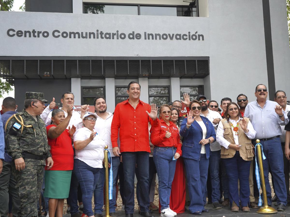 Participantes en el evento de inauguración del Centro Comunitario de Innovación Xiomara Castro.