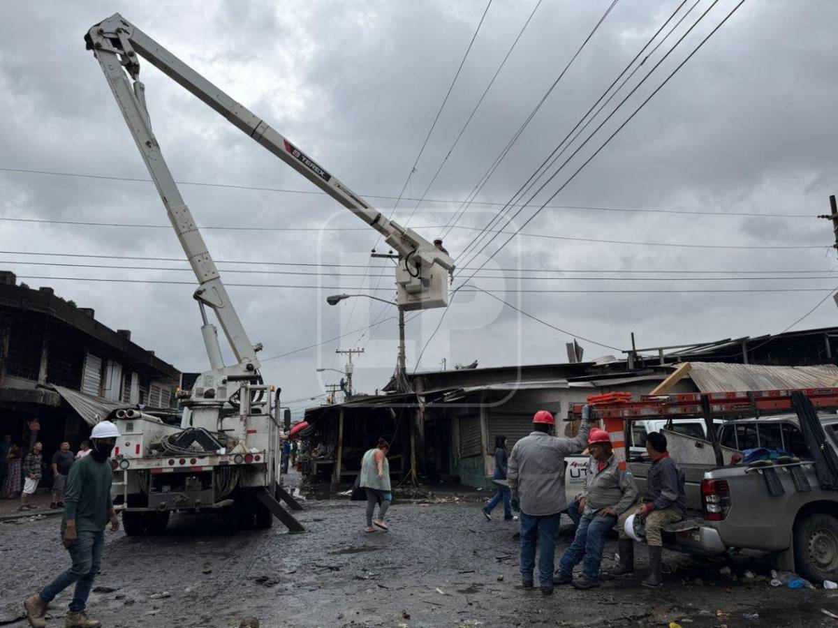 Vendedores se levantan entre escombros y hollín para reconstruir el mercado Medina