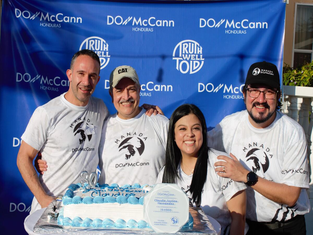 Momentos del homenaje a Claudio Hernández, quien recientemente llegó a los 30 años de servicio.