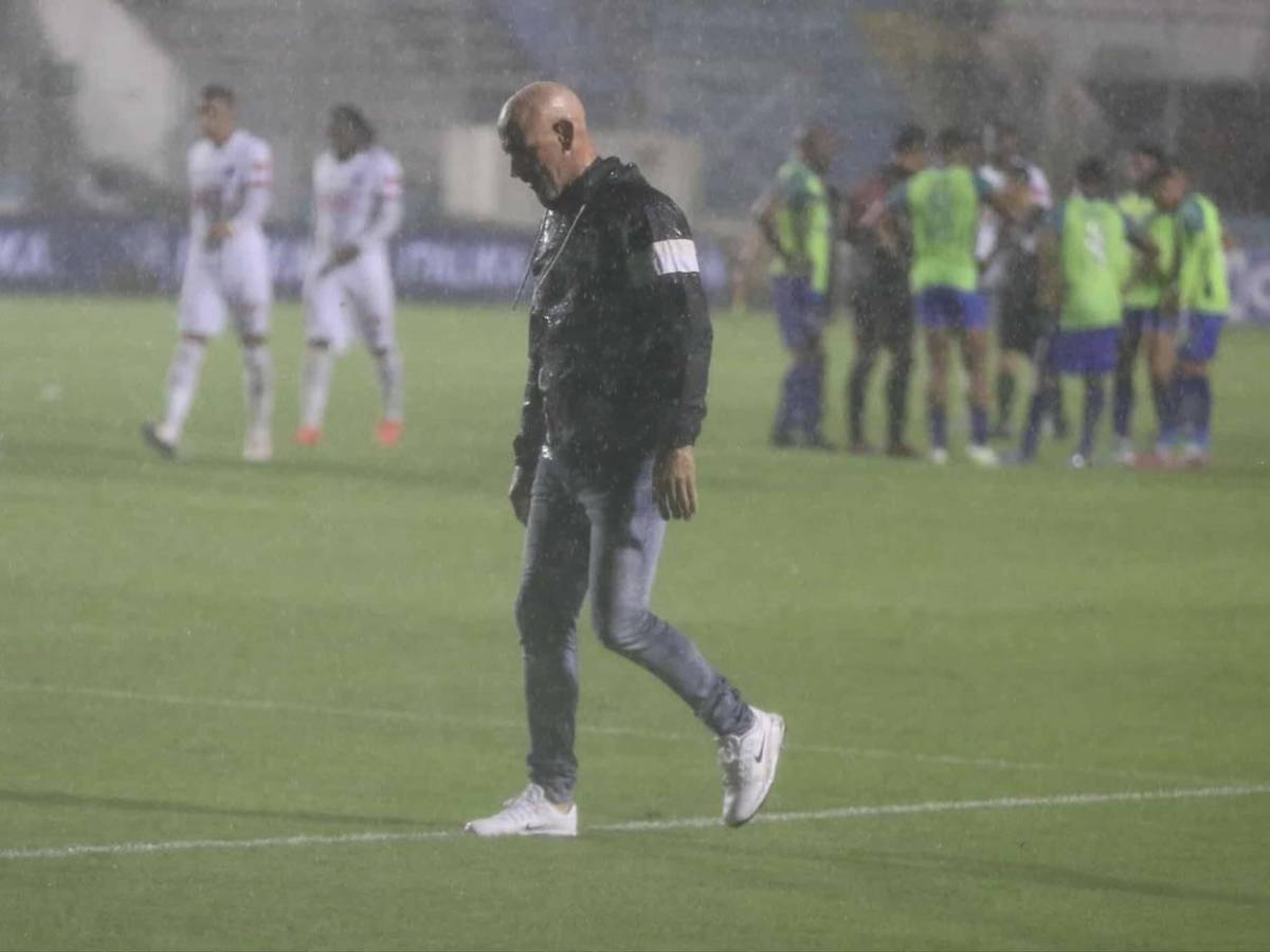 Bellas chicas cautivan, show del DT de Motagua y la fuerte lluvia en el Olimpia - Olancho