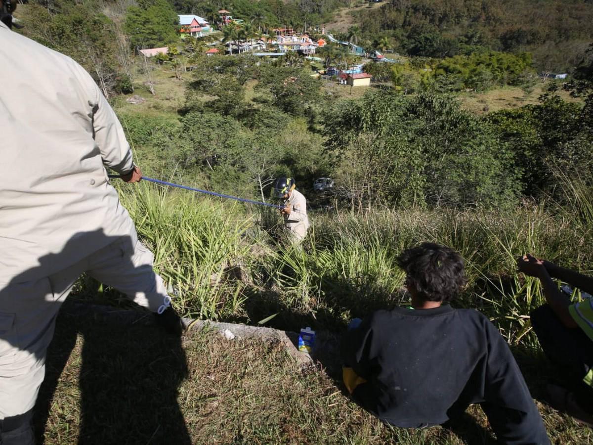 Tres heridos tras caer vehículo en abismo en carretera CA-5