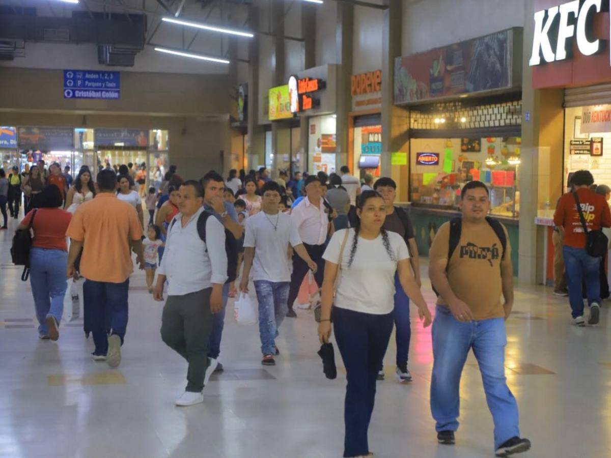Hondureños retornan a sus hogares tras disfrutar el Feriado Morazánico