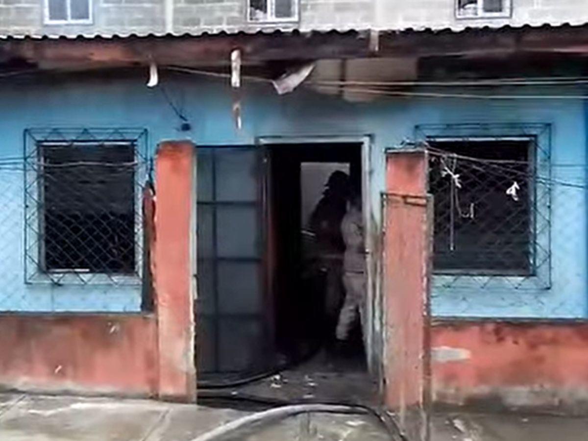 Bomberos apagan las llamas del incendio en cuartería de Choloma, Cortés.