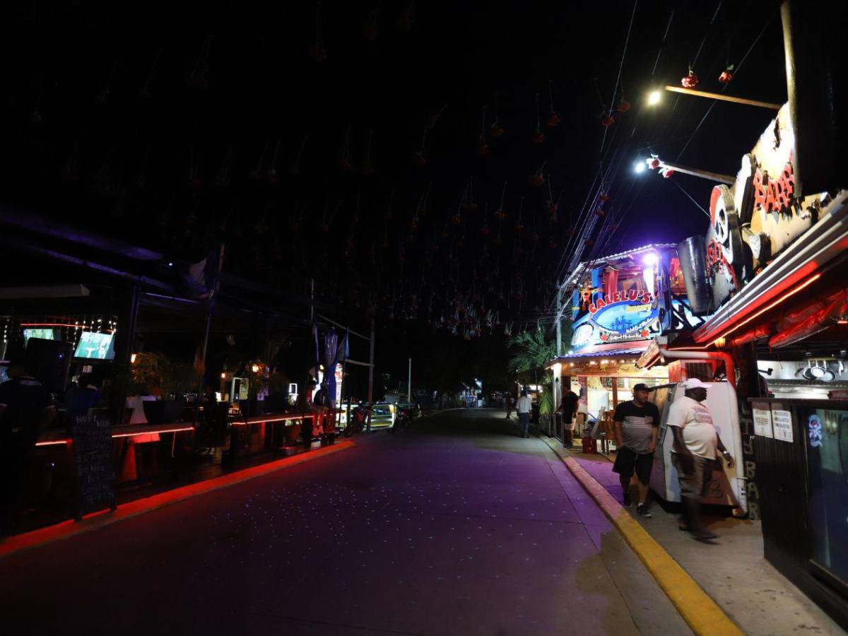 Roatán, la isla hondureña que nunca duerme por su vibrante vida nocturna y turismo