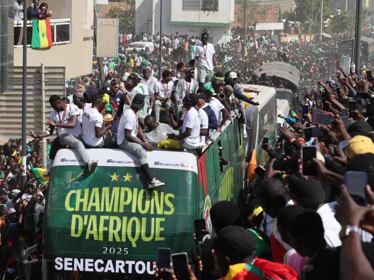 Festejó con sus dos esposas tras título de Senegal: Siempre están a mi lado