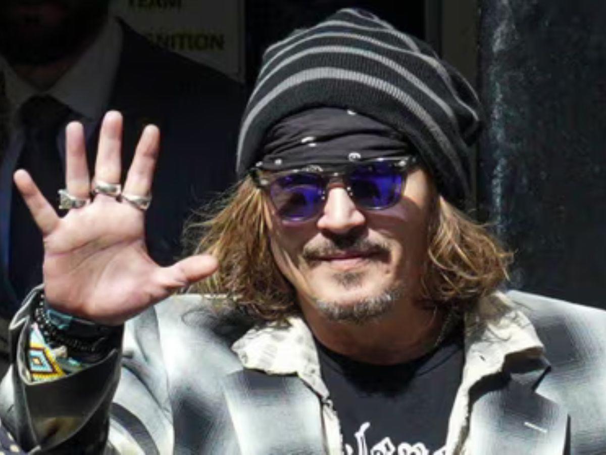 Johnny Depp reaparece con bastón tras ser encontrado inconsciente en un hotel