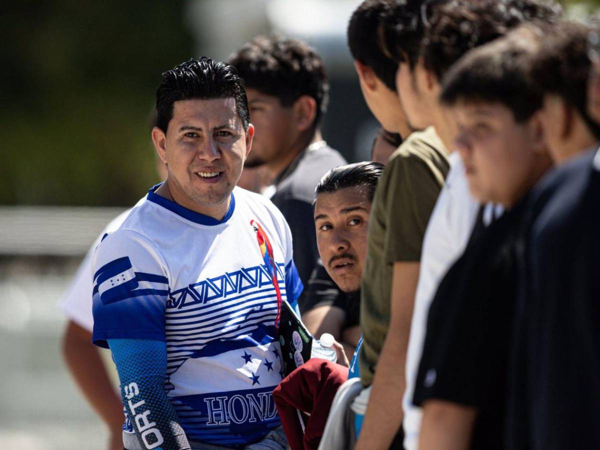 Ambiente y belleza en el partido Honduras-Curazao: ¿quién es la chica de blanco?