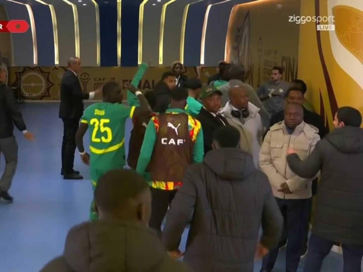 Escándalo Copa África: Senegal se va del campo vs Marruecos, vuelve y es campeón