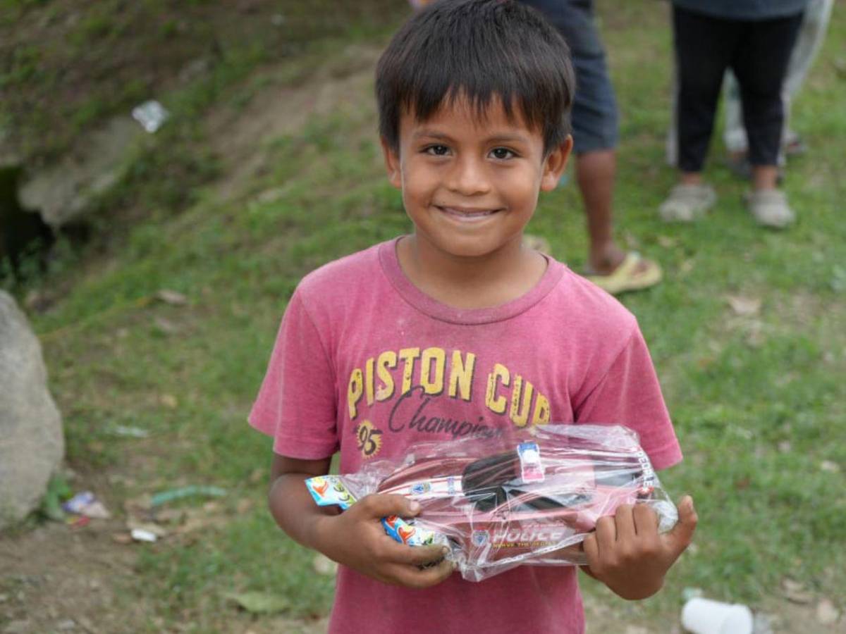 Policías comparten alegría y esperanza con familias del crematorio de El Ocotillo