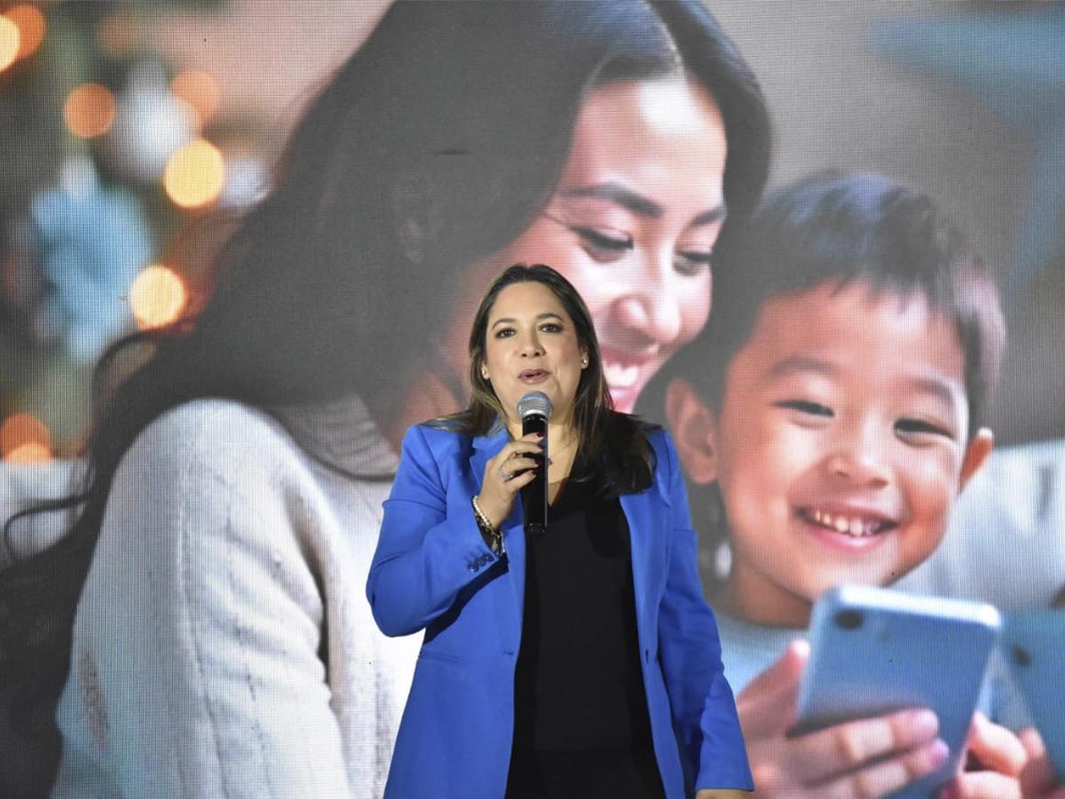 Laura Zelaya, directora de Marketing Tigo, realizó la presentación de la nueva campaña y presentó las piezas publicitarias.