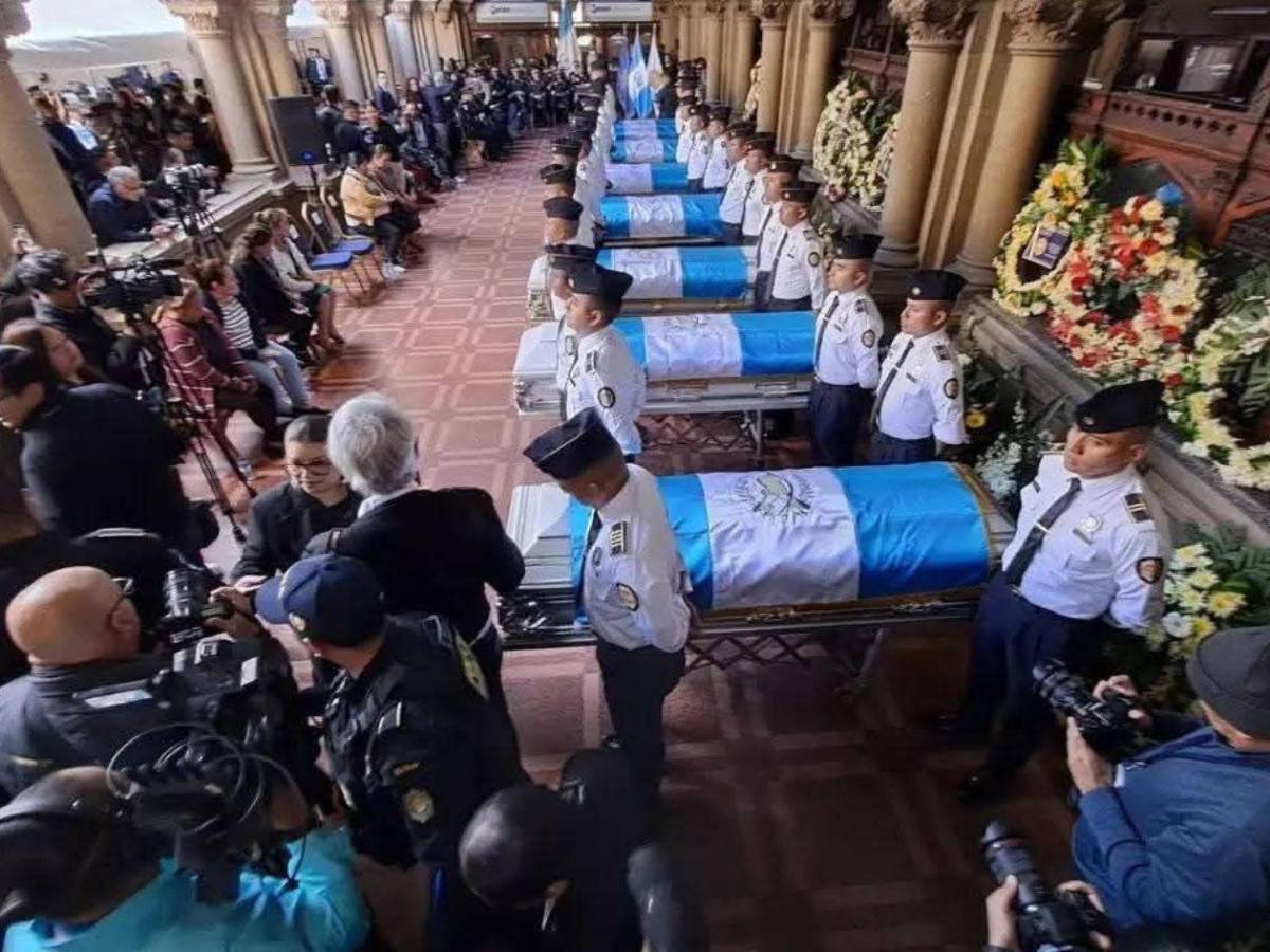 Así fue el emotivo homenaje a policías asesinados en motines en Guatemala