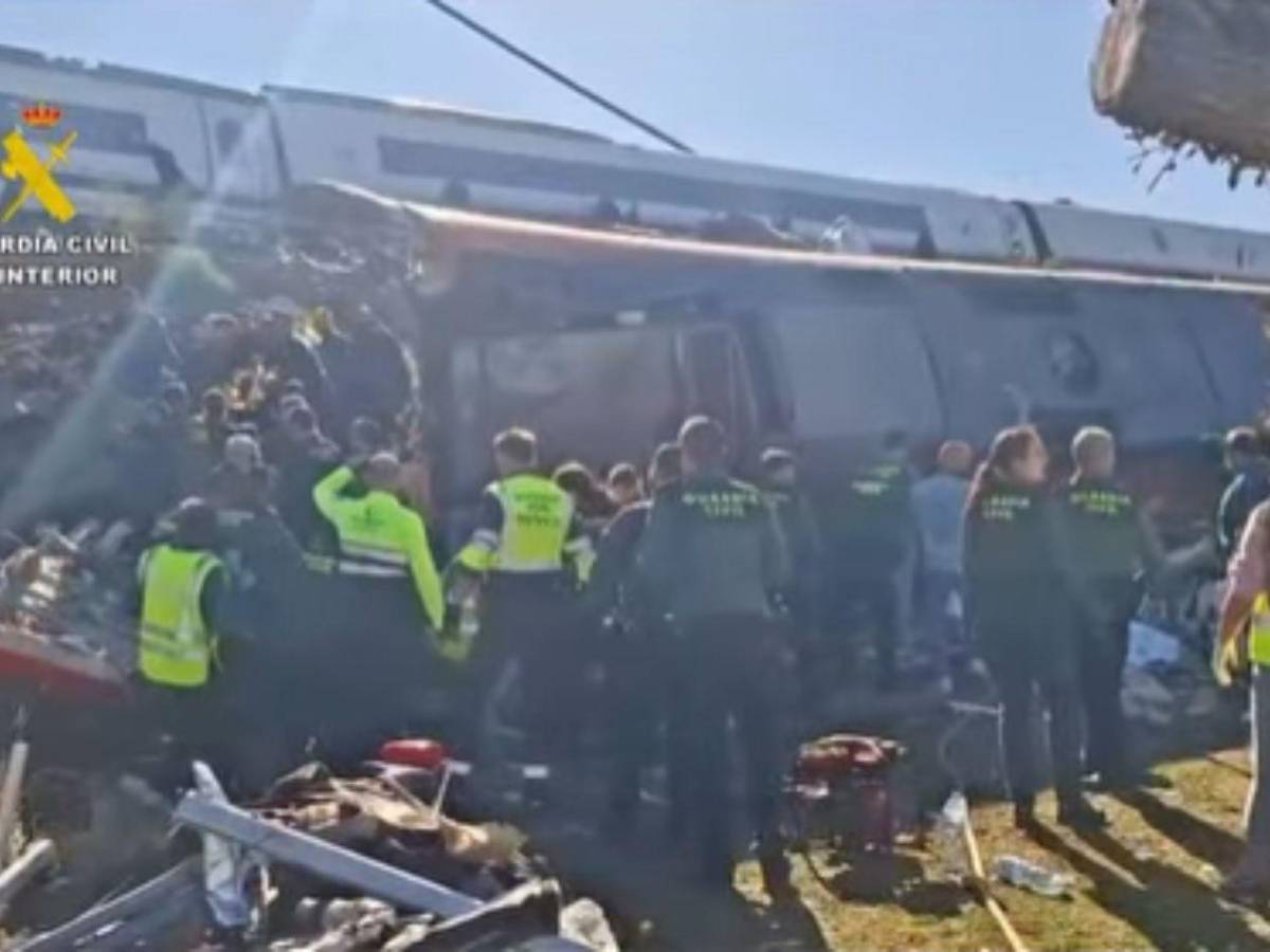 Dos trenes chocan y dejan al menos 64 muertos y decenas de heridos en España