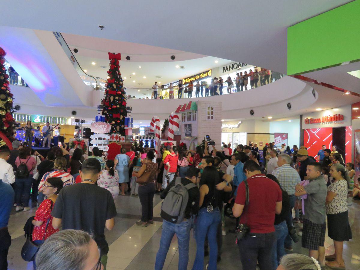 Los personas compartieron un momento de festividad en el centro comercial.