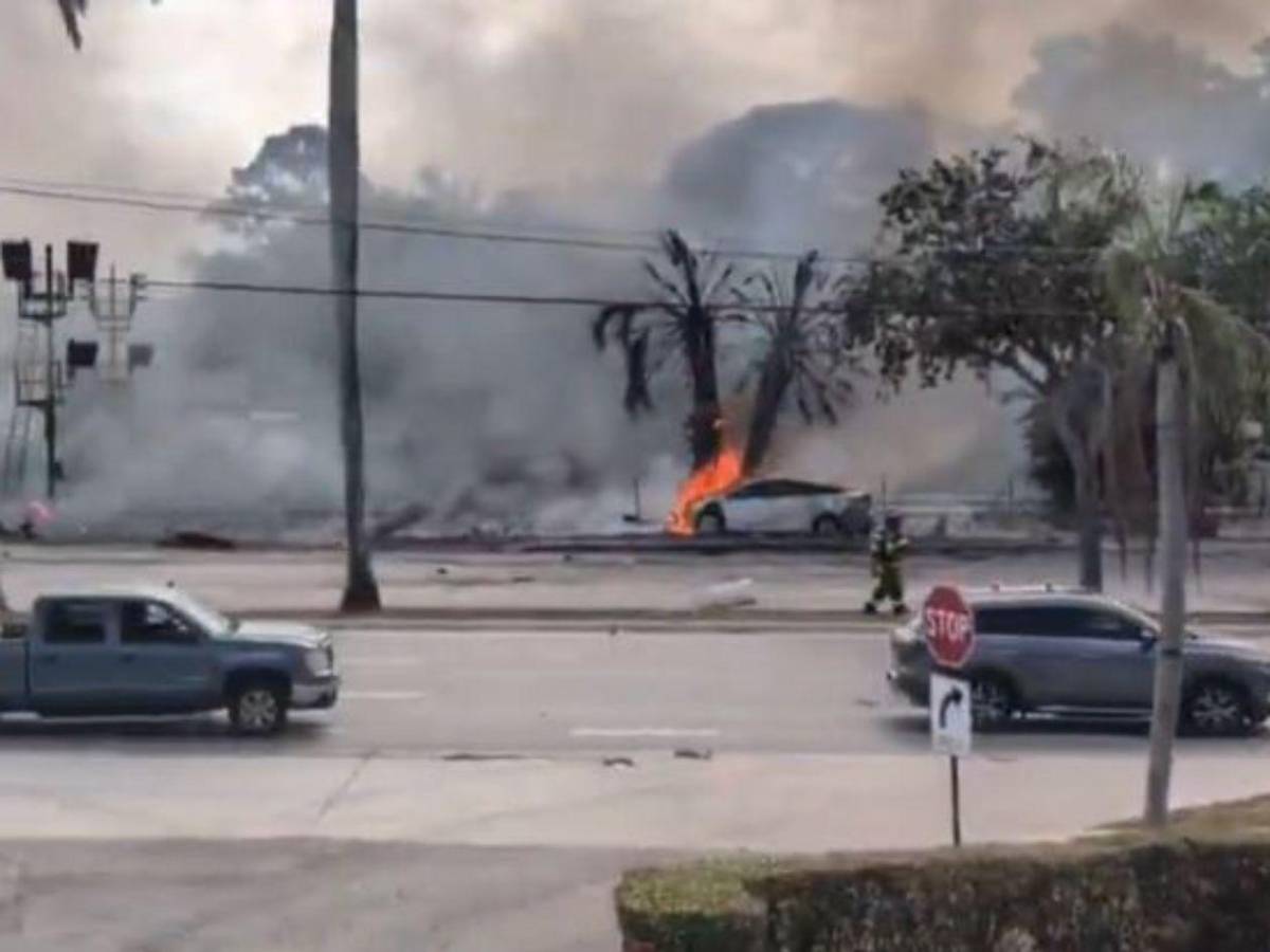 Avioneta se estrella en una transitada avenida en Boca Ratón, Florida