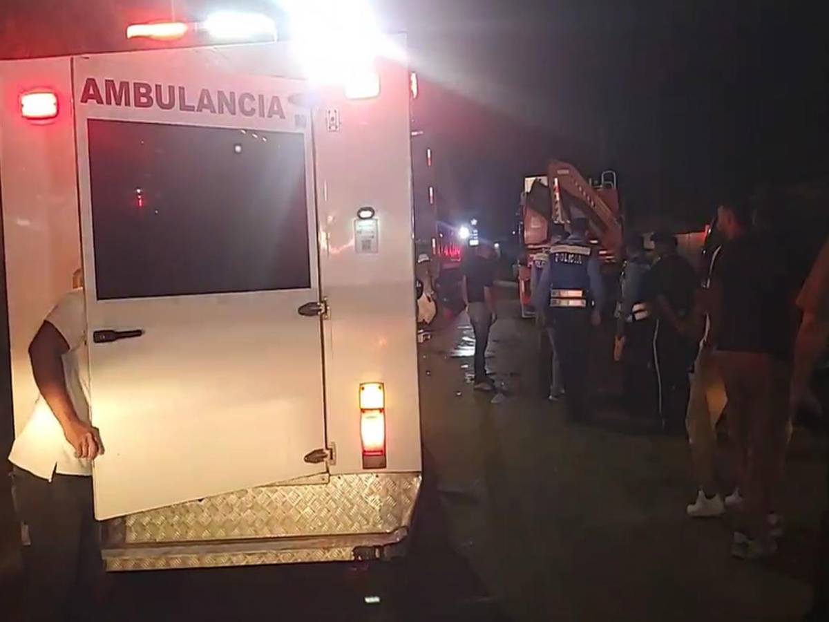 Caos y drama en la 33 calle: Bomberos salvan a conductor atrapado entre los hierros de su vehículo