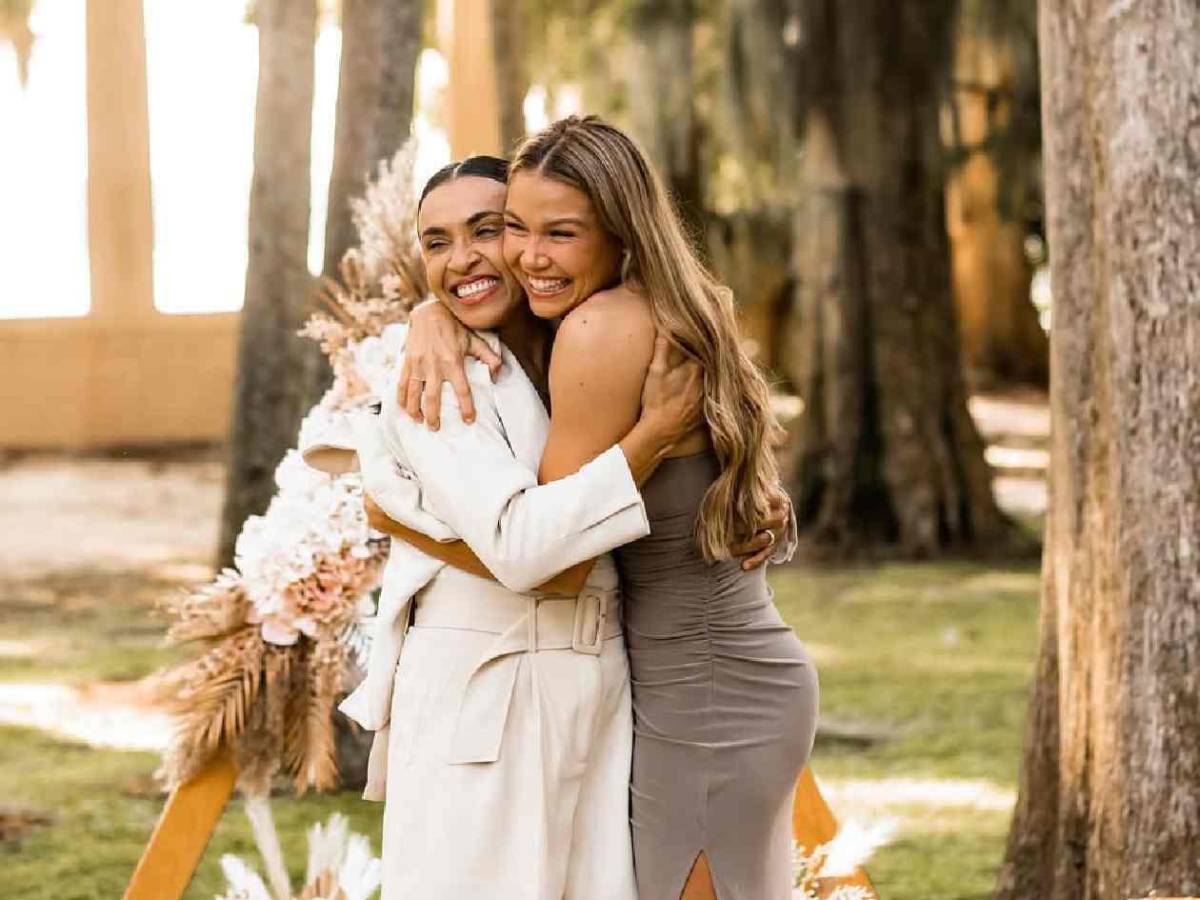 La mejor futbolista del mundo se casó con excompañera: su boda causa revuelo