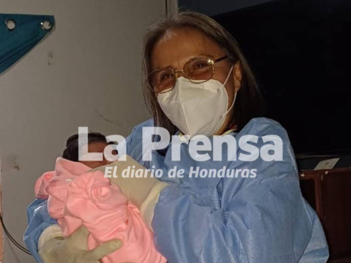 ¿Quién es la mujer que atendió el parto de la bebé que nació dentro de un carro en San Pedro Sula?