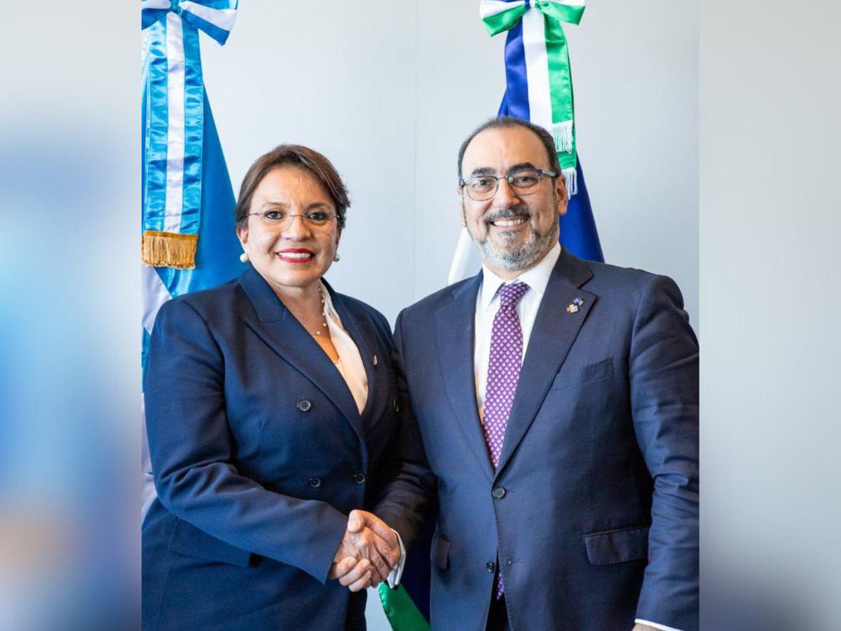 Xiomara Castro se reúne con presidente de la CAF en Bélgica