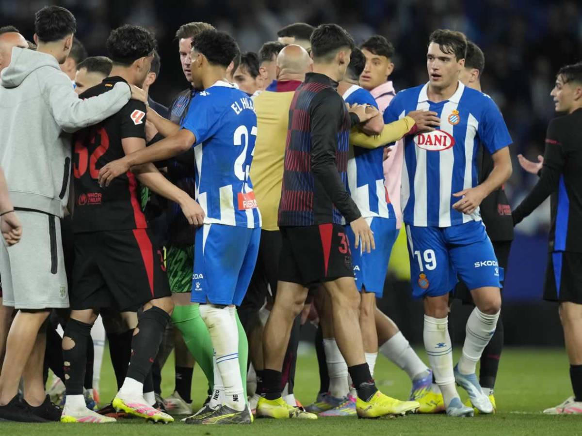 Barcelona campeón festeja, Espanyol encendió aspersores, bronca y la orden de Flick