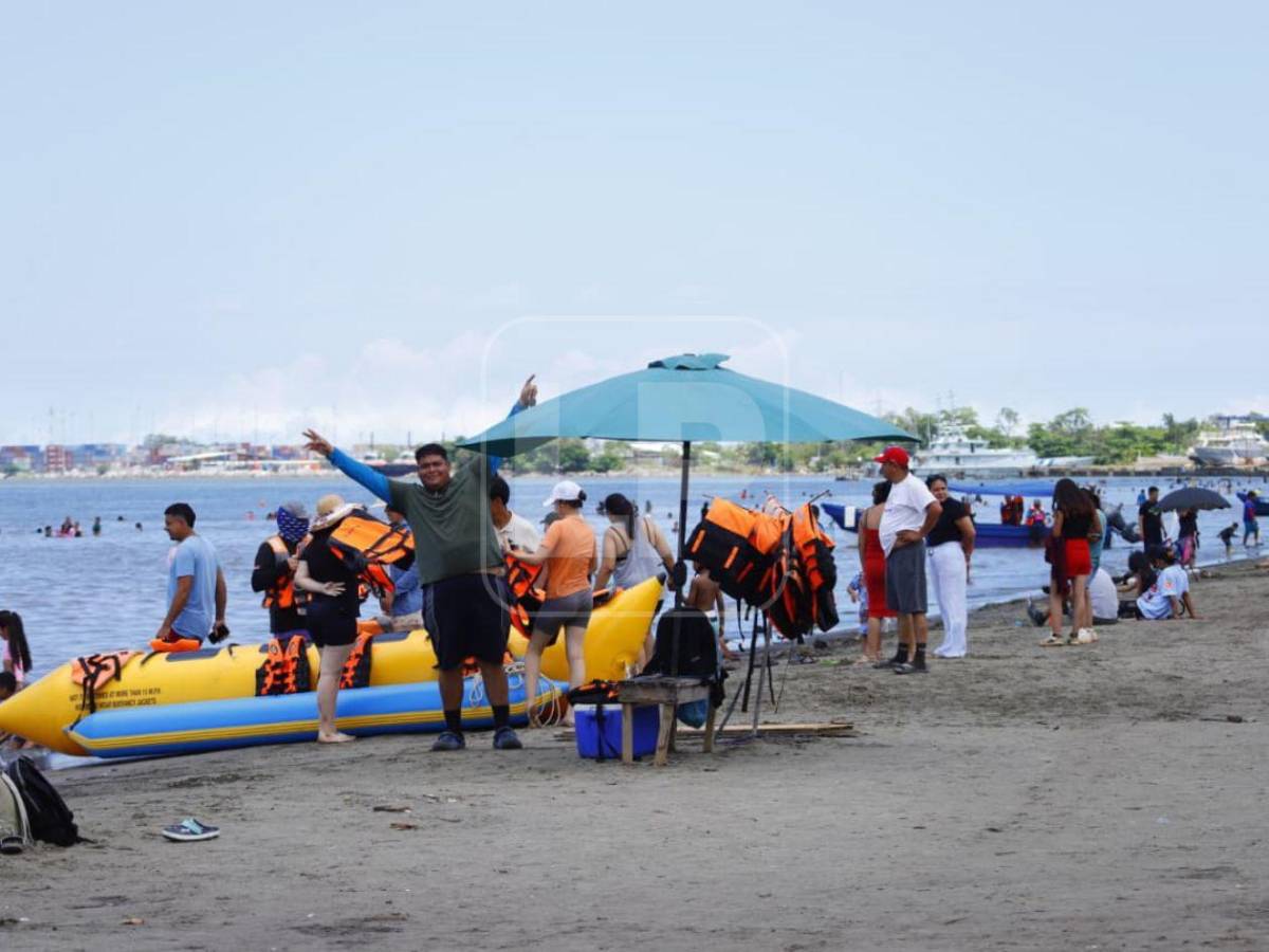 Sol, mar y alegría marcan el ambiente en Puerto Cortés