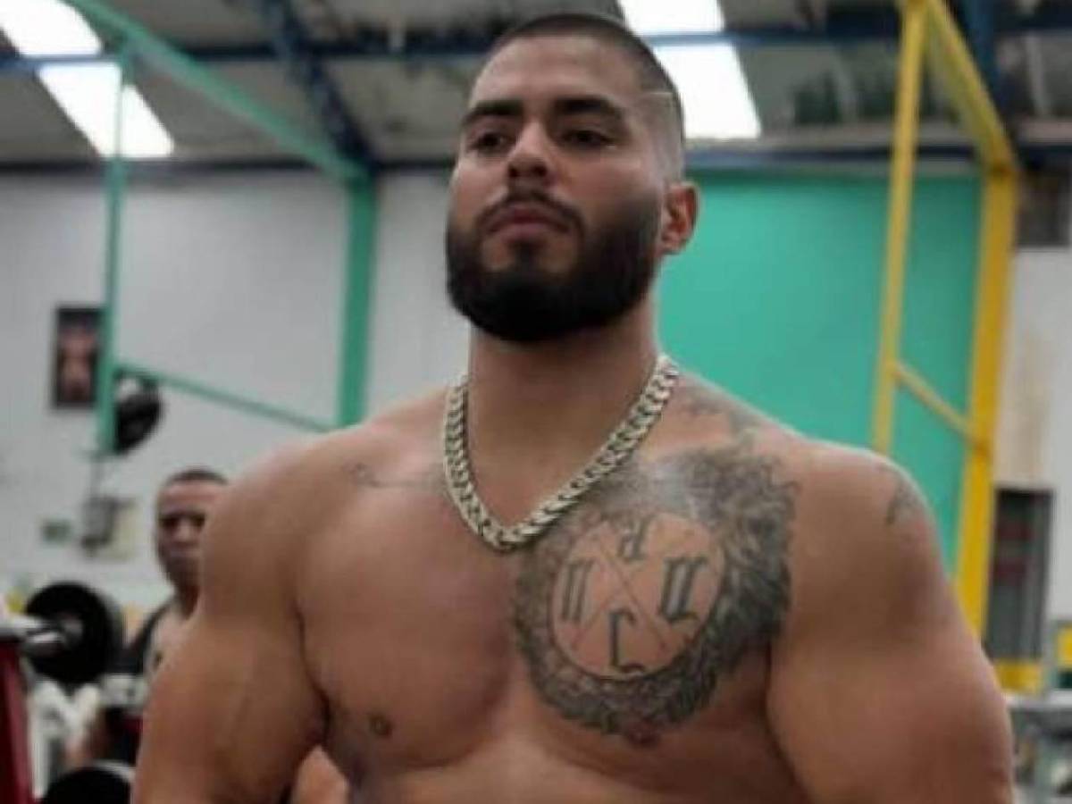 Conmoción: encuentran muerto a fisicoculturista en un baño; tenía disparos