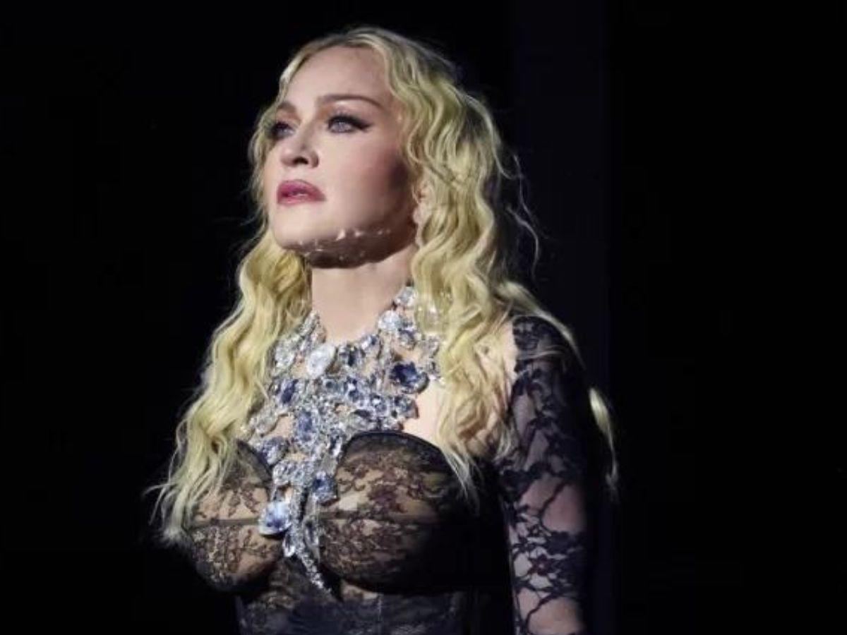 Madonna enfurece con fan por no pararse en su show y descubre que está en silla de ruedas