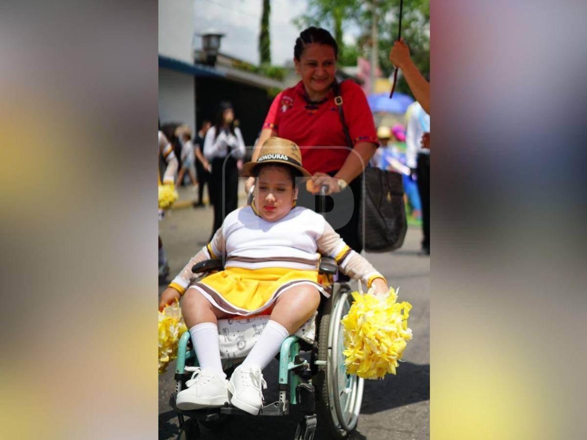 Sorpresivo saludo, abuela abnegada y guapa maestra: lo que no se vio de los desfiles en Honduras