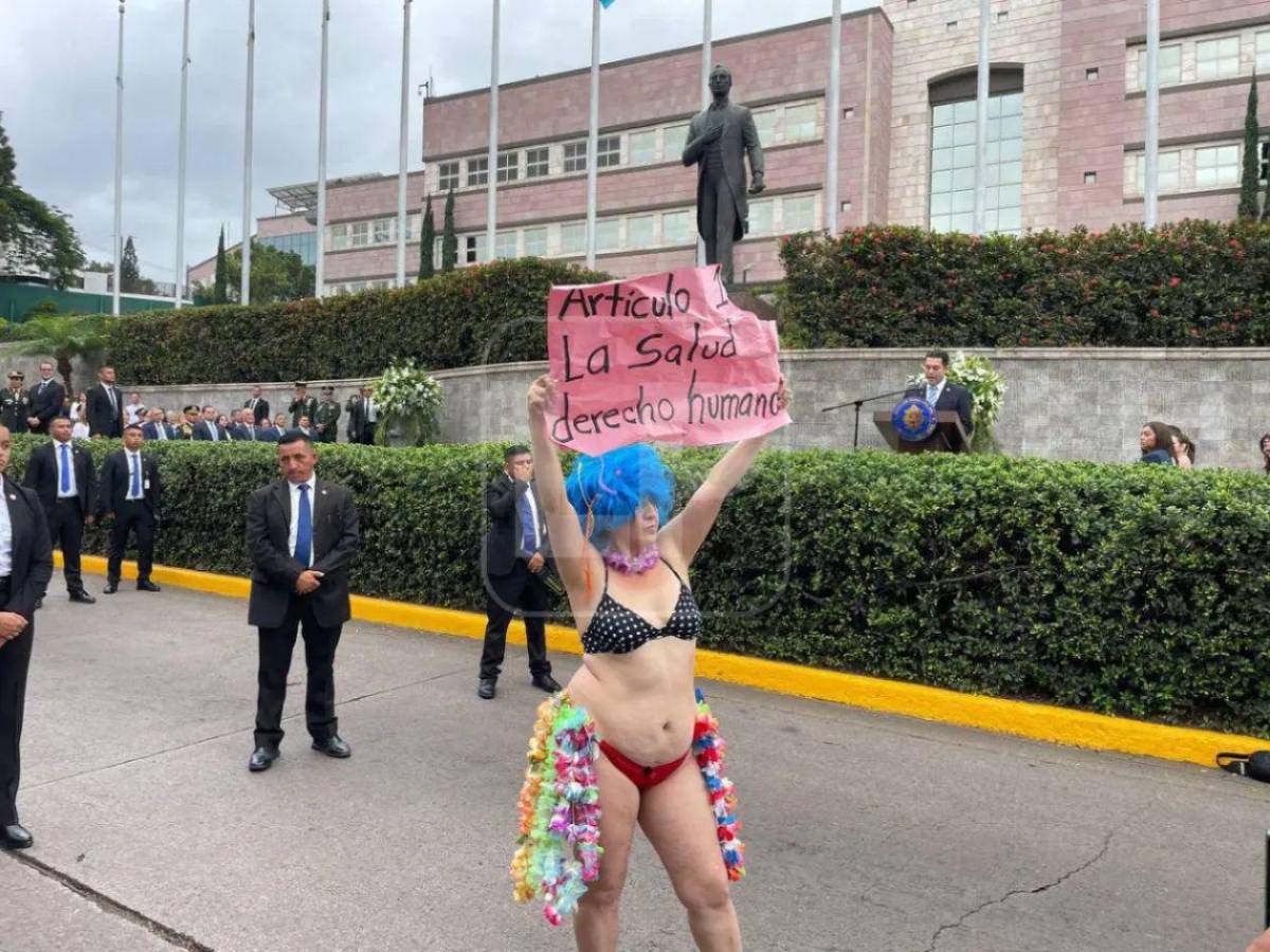 Sorpresivo saludo, abuela abnegada y guapa maestra: lo que no se vio de los desfiles en Honduras