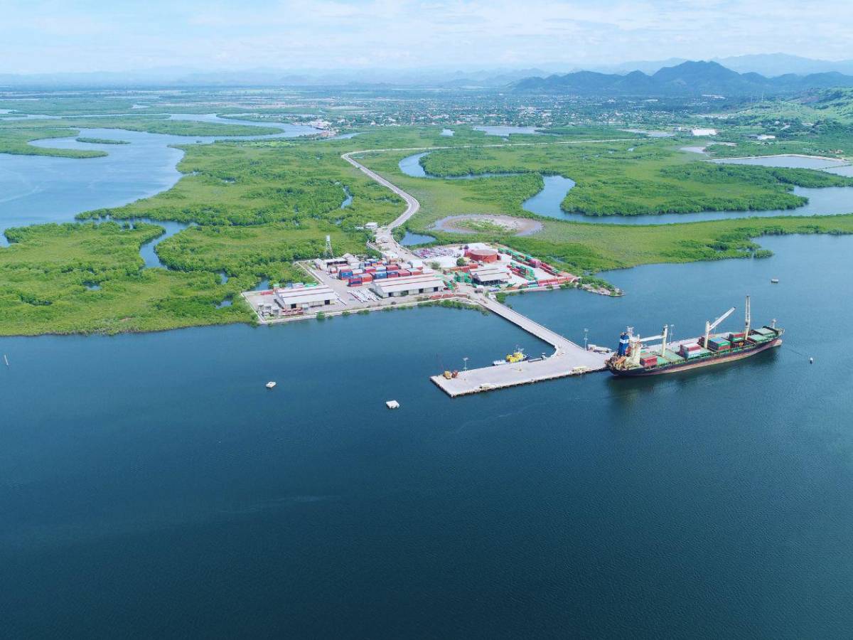 Autos, combustibles y barcos saturan el único puerto activo del Pacífico hondureño