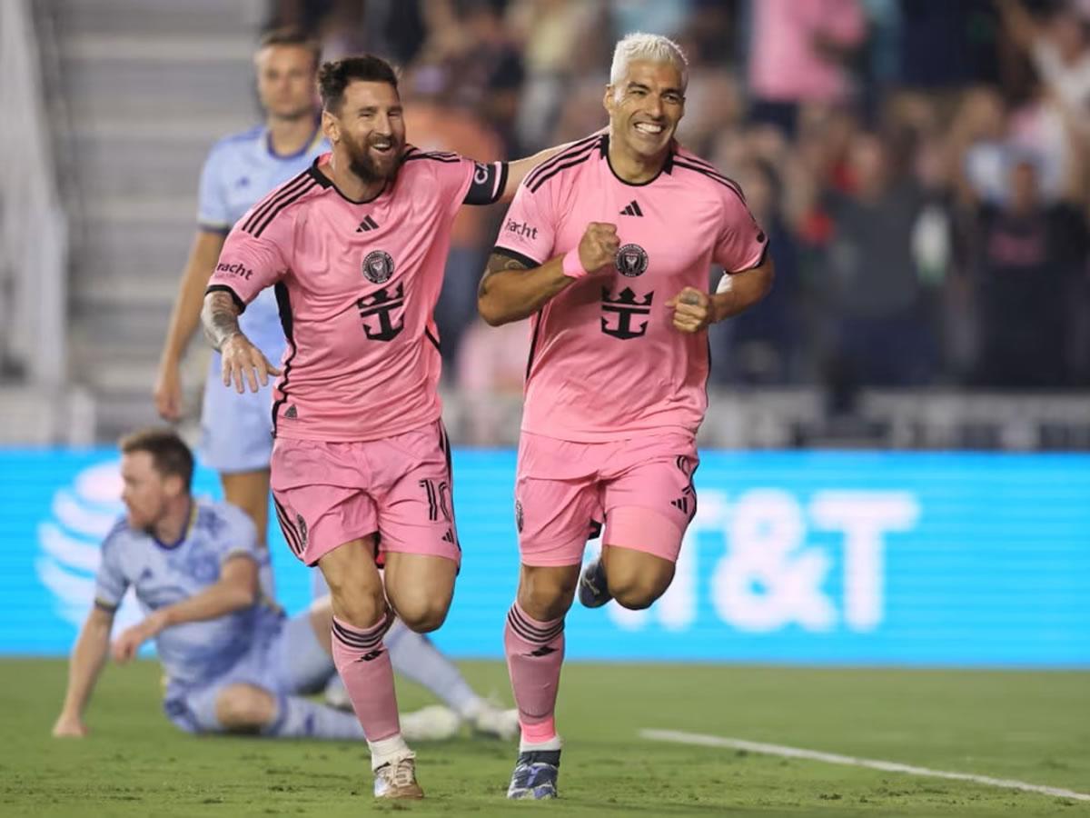 Messi y Luis Suárez corren a celebrar el gol del uruguayo a los dos minutos del partido.