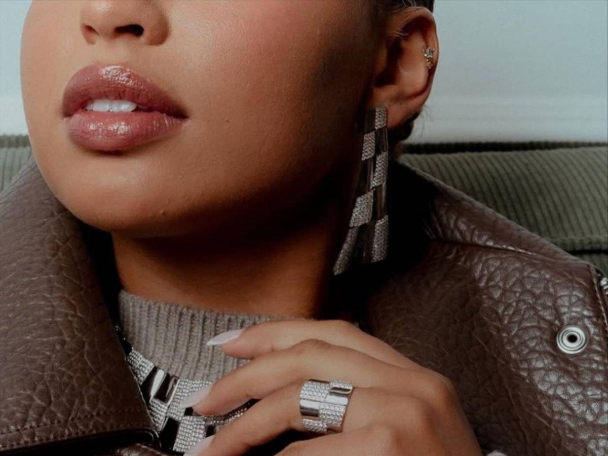 Famosa actriz e influencer acusa a futbolistas de acosarla cuando era menor de edad