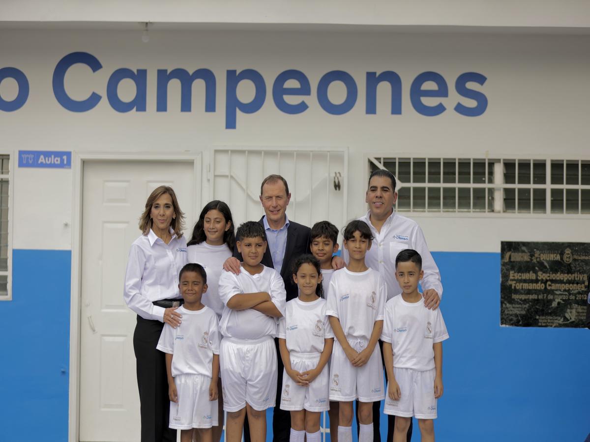 Emilio Butragueño visita escuela sociodeportiva “Formando Campeones” en San Pedro Sula