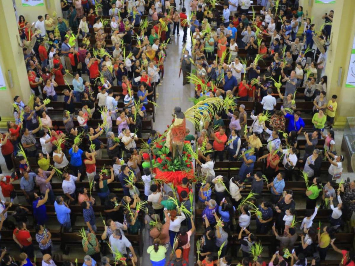 Tradición y fe: feligreses de San Pedro Sula celebran el Domingo de Ramos