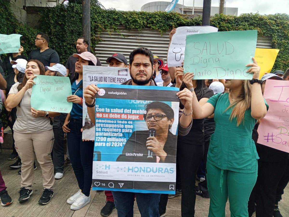 Los estudiantes de Medicina de Unicah estarán hasta el mediodía protestando frente a Casa Presidencial en Tegucigalpa.