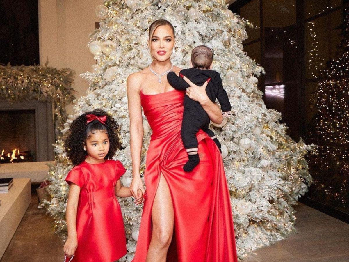 Khloe Kardashian revela a su hijo en fotos de navidad