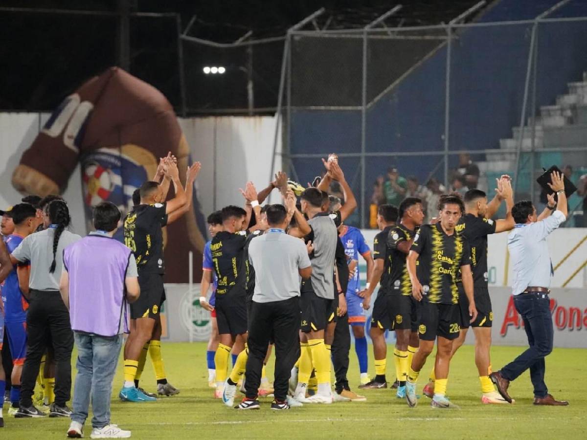 Alegría del Real España, chicas, susto con jugador y gesto de Jeaustin