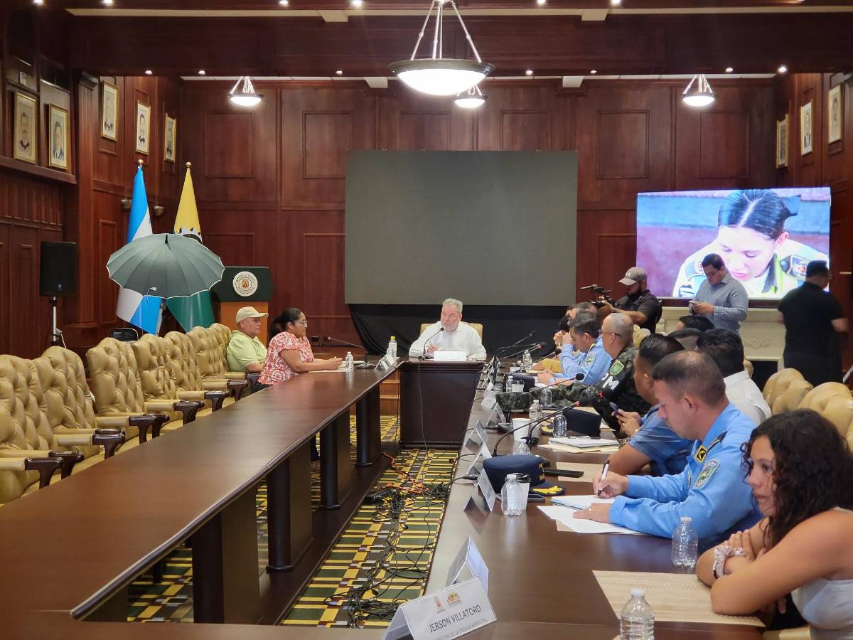 Reunión de autoridades municipales con representantes de comerciantes informales.