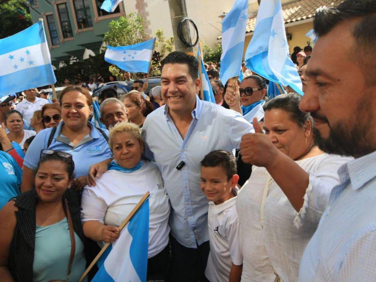 Simpatizantes liberales y nacionalistas se unen en apoyo a las consejeras del CNE