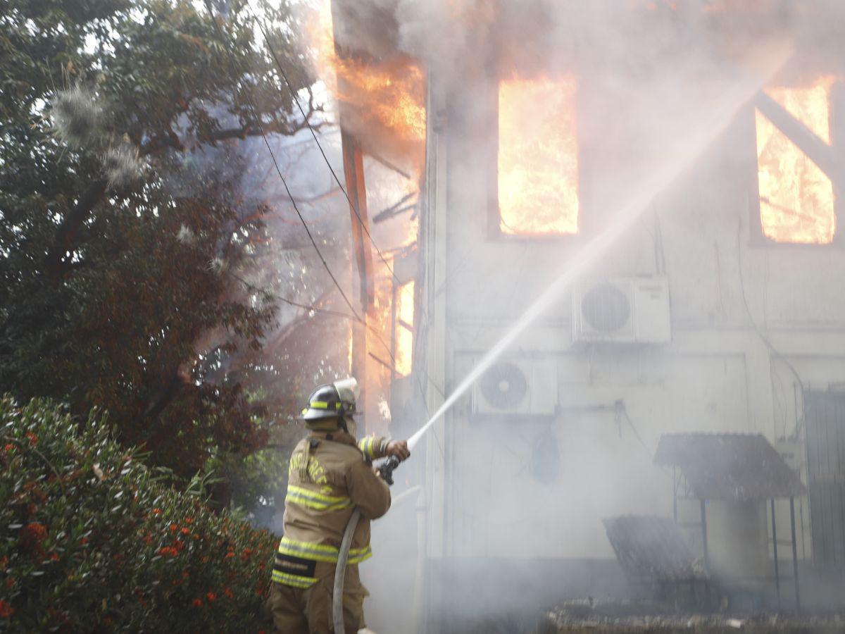 Así fueron consumidas las oficinas de iglesia evangélica en San Pedro Sula