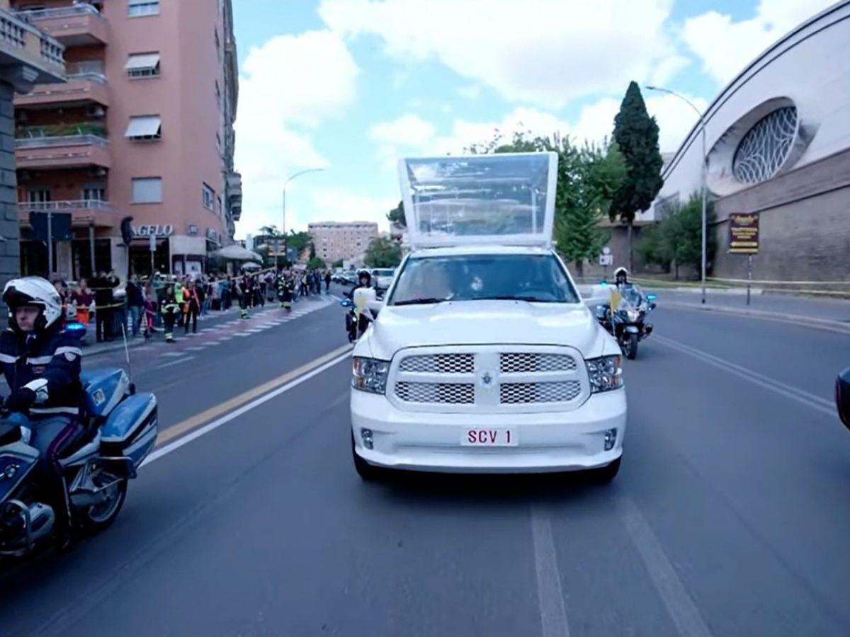 Histórica caravana: el papa Francisco es trasladado en papamóvil para su entierro